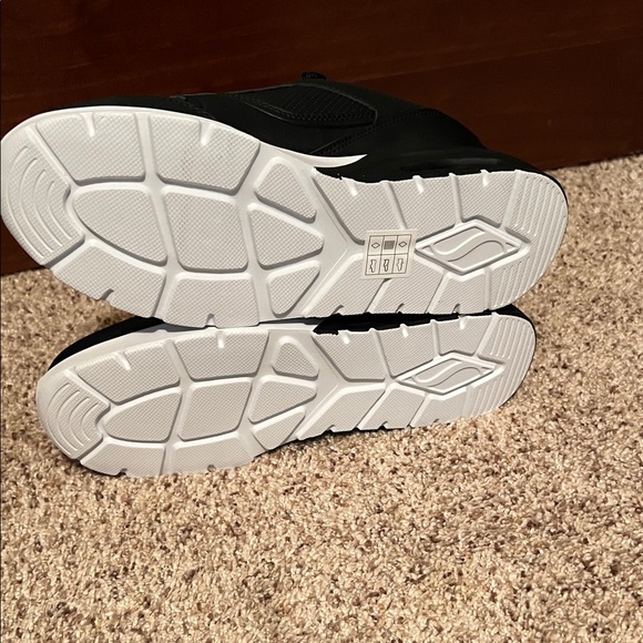 Skechers Kid’s Black and White Sneakers Youth 5 - Picture 4 of 5